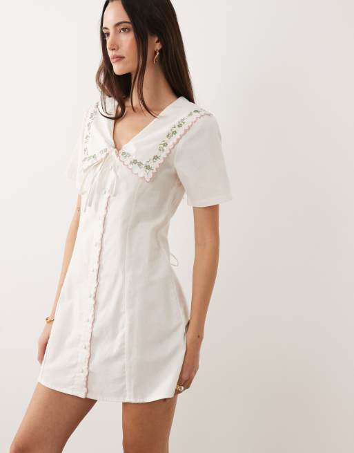 Brave Soul - Robe rétro courte boutonnée sur le devant avec col oversize et broderies - Blanc cassé, 3 de 4