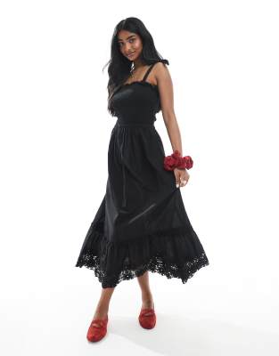 Brave Soul's- Gesmoktes Maxikleid in Schwarz mit Riemchenträgern und Spitzendetail-Weiß