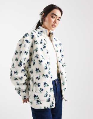 Brave Soul - Set aus Fleecejacke mit hohem Kragen und Reißverschluss und Scrunchie in Creme mit Blumenmuster-Weiß