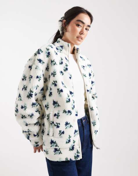 Brave Soul – Set aus Fleecejacke mit hohem Kragen und Reißverschluss und Scrunchie in Creme mit Blumenmuster - view 1
