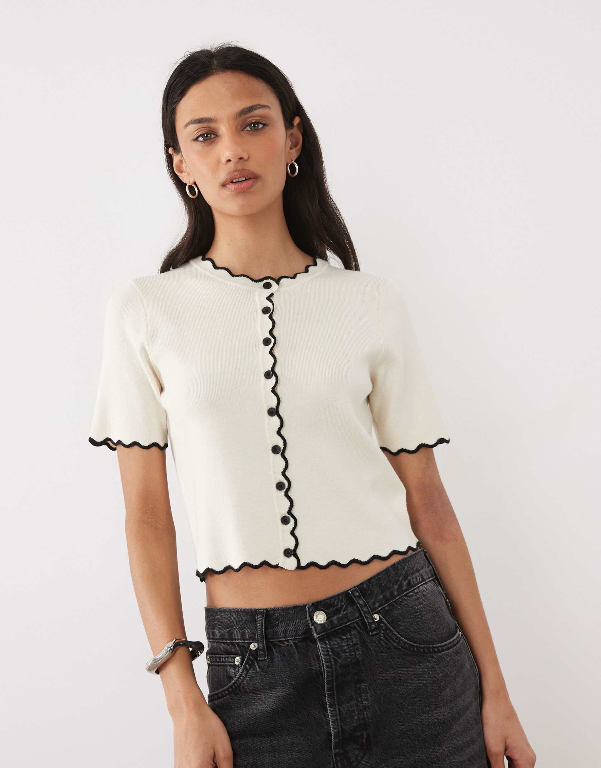 brave soul short sleeve cardigan with contrast scallop trim in cream