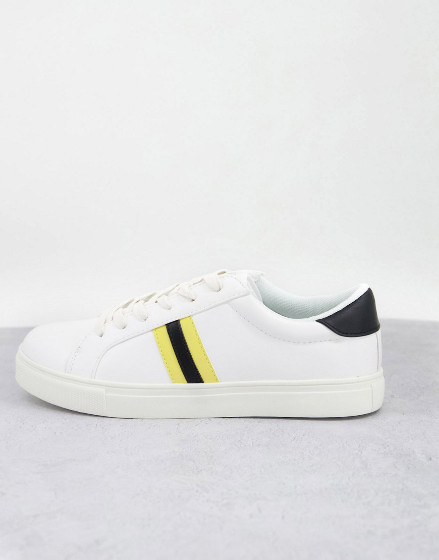 Brave Soul – Sneaker in Weiß/Gelb mit flacher Plateausohle, schlichten Seitenstreifen und Schnürung