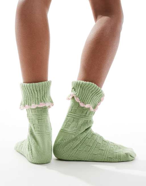 Brave Soul – Socken in Grün mit rosa Rüschenkante, 2 von 4