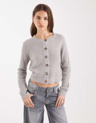Brave Soul - Strickjacke aus Grobstrick in Grau mit kontrastierenden Knöpfen