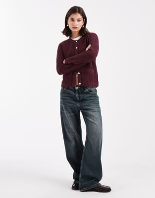 Brave Soul - Strickjacke in Burgunderrot mit Patentmuster, goldfarbenen Knöpfen und Taschendetail