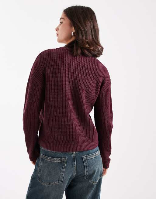 Brave Soul – Strickjacke in Burgunderrot mit Patentmuster, goldfarbenen Knöpfen und Taschendetail, 2 von 4