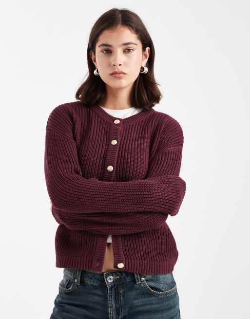 Brave Soul – Strickjacke in Burgunderrot mit Patentmuster, goldfarbenen Knöpfen und Taschendetail, 4 von 4