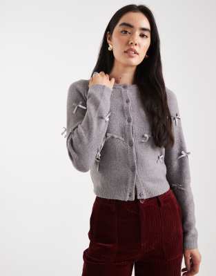 Brave Soul - Strickjacke in Grau mit großflächig verteilten Zierschleifen