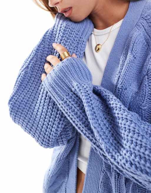 Brave Soul – Strickjacke in Kornblumenblau mit Zopfmuster, 3 von 4