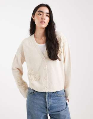 Brave Soul - Strickjacke in Steinbeige mit V-Ausschnitt und Blumenstickerei-Neutral