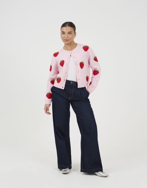 Brave Soul – Weiche Strickjacke in Rosa mit Erdbeer-Jacquardmuster, 2 von 4