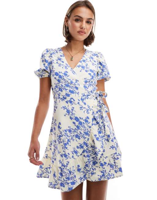 Brave Soul - Wikkeljurk met bloemenprint in blauw en wit