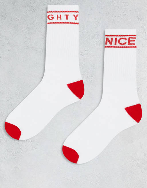 Brave Soul – Zestaw 2 par białych skarpetek sportowych z napisem „Naughty” i „Nice”