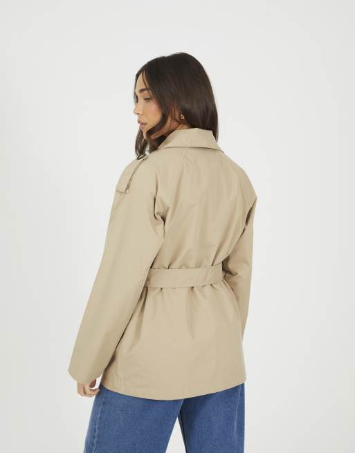Brave Soul – Zweireihiger, kurzer Trenchcoat in Steinbeige mit Bindegürtel, 4 von 4