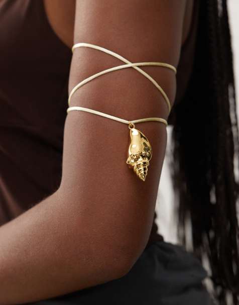 Brazalete de cordón envolvente con charm de concha chapada en oro de 18 quilates de En Route - view 1