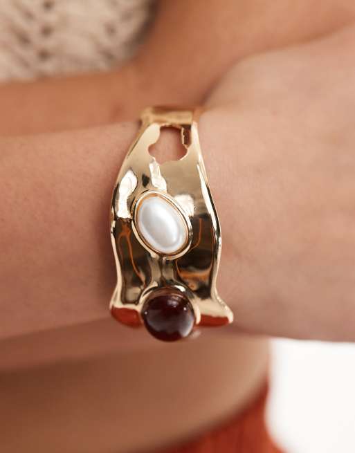 Brazalete dorado con diseño efecto fundido y detalle de piedras de ASOS DESIGN, 3 de 4