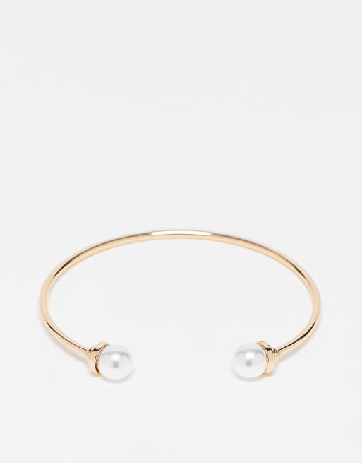 Brazalete dorado delicado con perlas de True Decadence