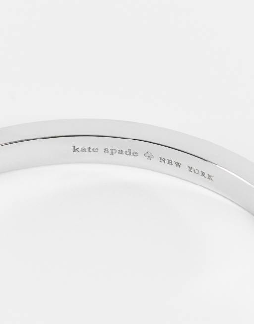 Brazalete plateado con cierre de bisagra en piedra de Kate Spade, 3 de 4
