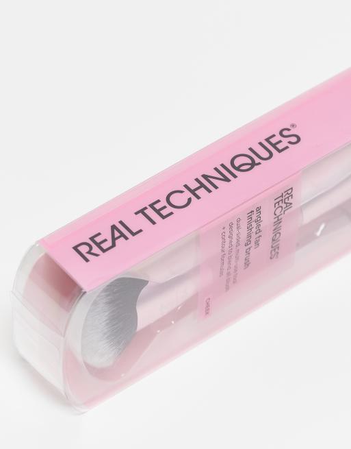 Brocha de acabado con diseño angular efecto abanico de Real Techniques, 2 de 4