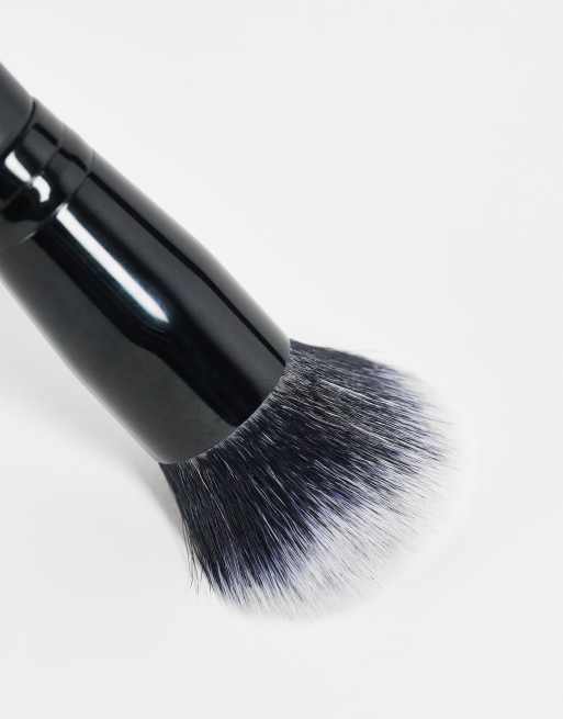 Brocha difuminadora para base de maquillaje de e.l.f., 3 de 4