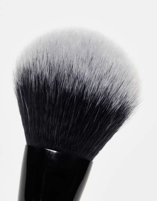 Brocha facial para productos cremosos y en polvo Camo de e.l.f., 3 de 4