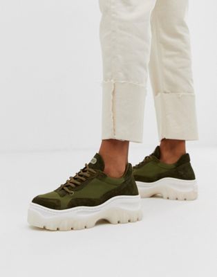 Bronx – Khakifärgade sneakers i mocka med tjock sula-Grön