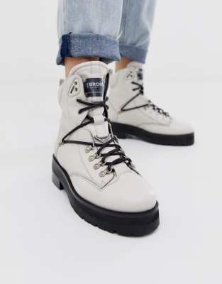 bronx cut out boots