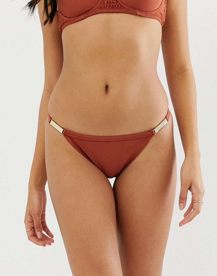 Brune bikinitrusser med stropper og guld detaljer fra River Island