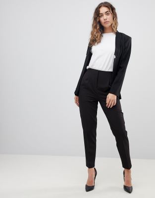 Девушка в блузке и брюках. Скинни блэк. Брюки девушка черный. Штаны bershka с ремнями. Брюки девушка черный.