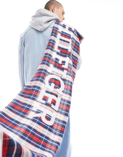 Bufanda a cuadros escoceses y logo estilo monotipo de Tommy Hilfiger