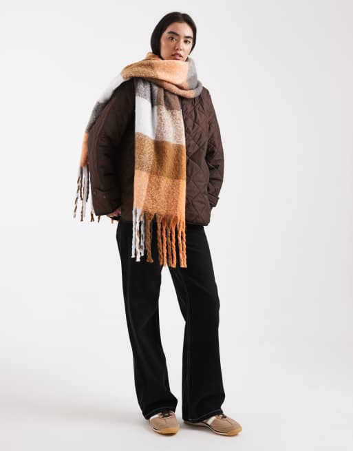 Bufanda a cuadros vichy grises y blancos estilo manta de Threadbare, 2 de 3