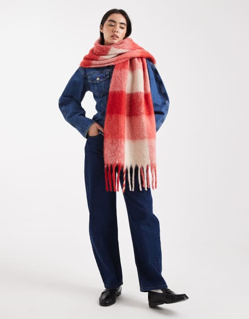 Bufanda a cuadros vichy rojos estilo manta de Threadbare, 2 de 3