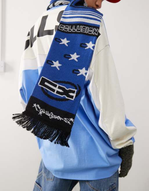 Bufanda azul con flecos y logo universitario de punto de COLLUSION, 2 de 3