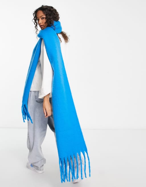 Bufanda azul luminoso tipo manta supersuave de My Accessories London