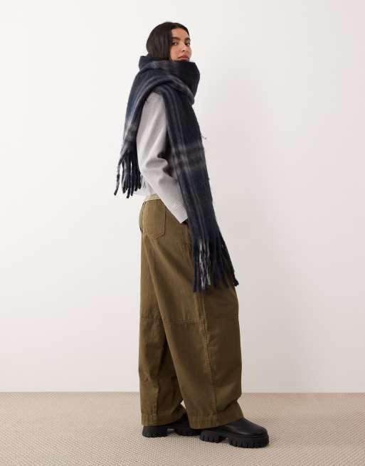 Bufanda azul marino oscuro y negra extragrande de Dickies, 2 de 3