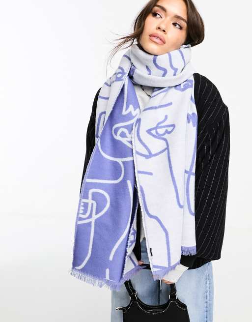 Bufanda azul tipo manta con diseño de rostros de jacquard de ASOS DESIGN