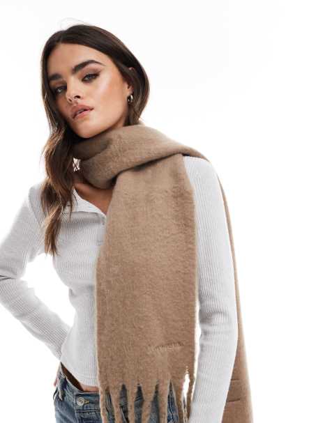 Bufanda beis de tamaño mediano con flecos de tejido muy suave de PIECES - view 1