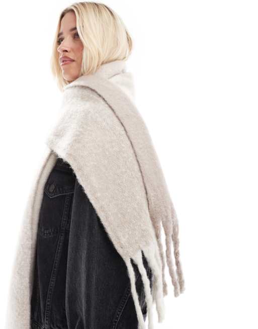 Bufanda beis en dos tonos con flecos de tejido mullido de ASOS DESIGN, 3 de 4