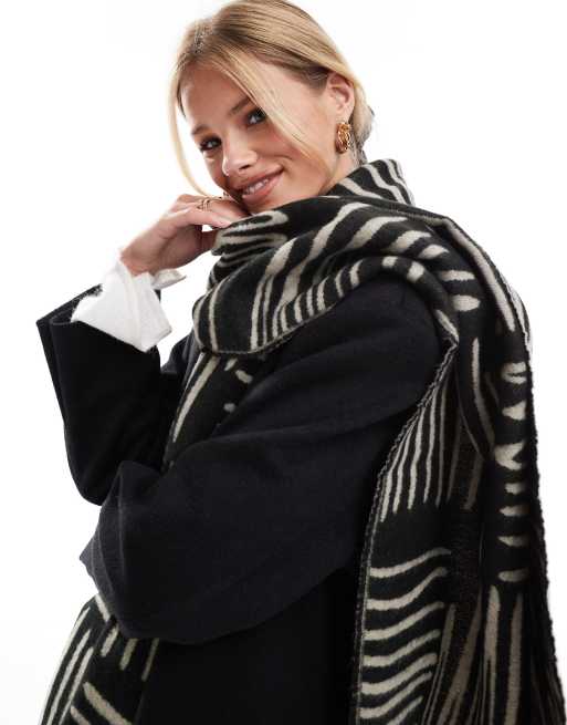 Bufanda blanca y negra con diseño de monograma de jacquard de ASOS DESIGN
