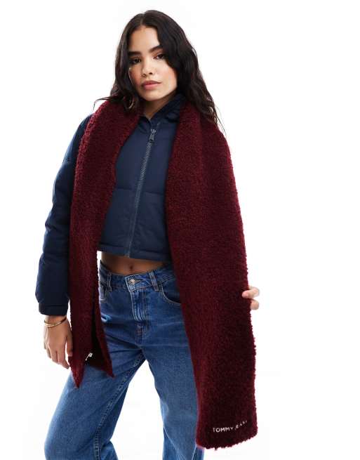 Bufanda burdeos de tejido tipo peluche de Tommy Jeans