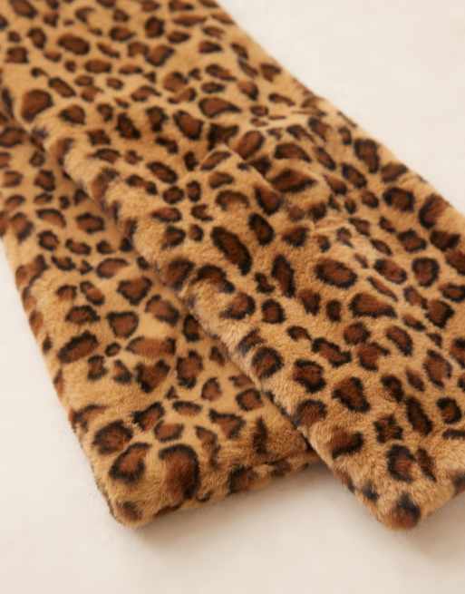 Bufanda con estampado de leopardo de piel sintética de New Look, 2 de 3