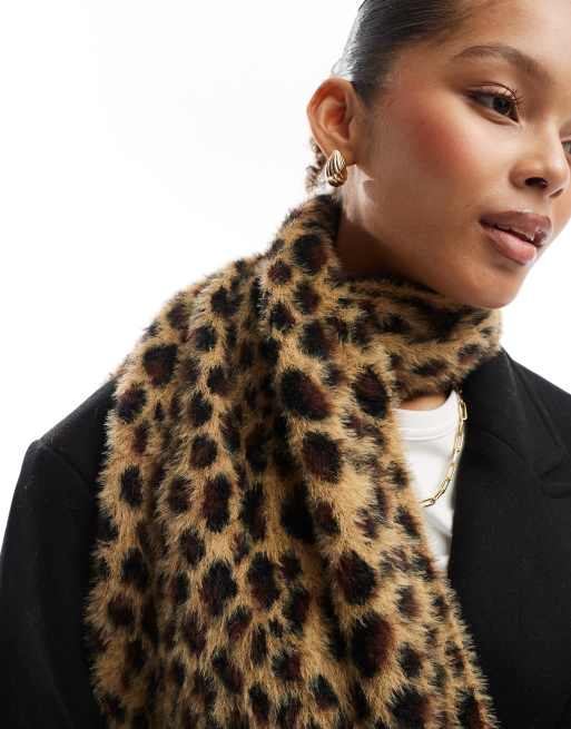 Bufanda con estampado de leopardo de tejido mullido de Cotton On, 2 de 4