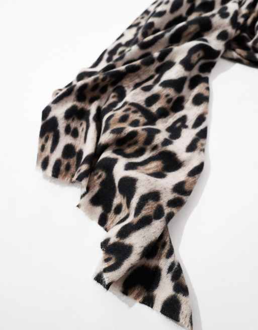 Bufanda extragrande con estampado de leopardo de ASOS DESIGN, 2 de 3