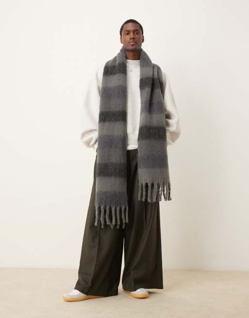 Bufanda gris a rayas tipo manta de punto mullido de ASOS DESIGN