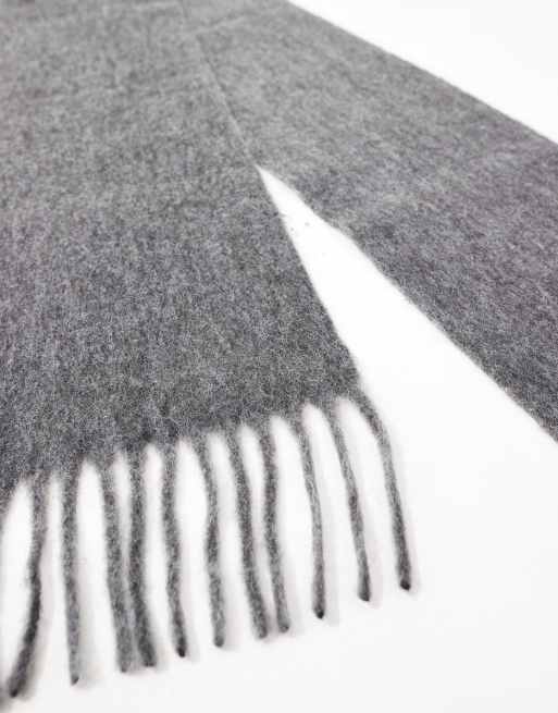 Bufanda gris carbón con flecos de mezcla de lana de ASOS DESIGN, 2 de 4