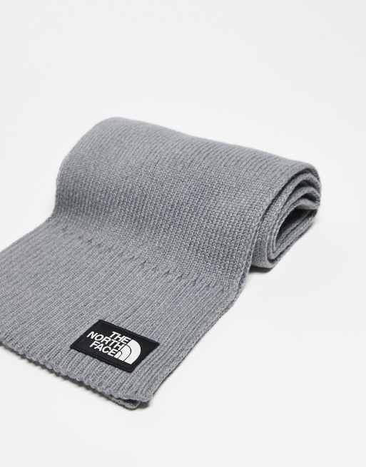 Bufanda gris con recuadro del logo de The North Face, 2 de 3