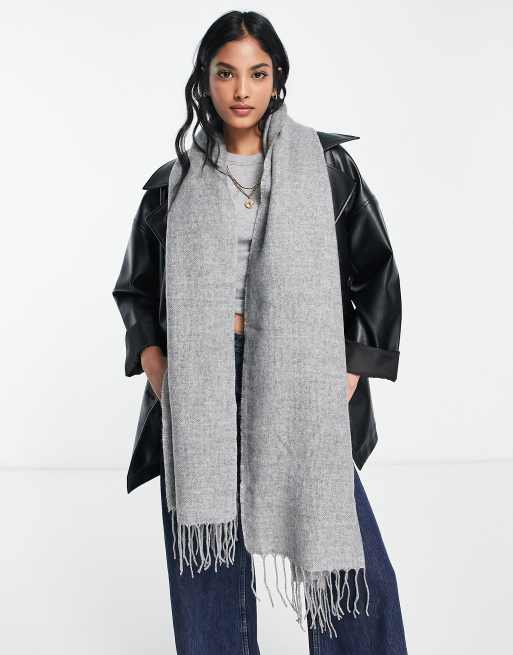 Bufanda gris medio supersuave con borlas de ASOS DESIGN, 4 de 4