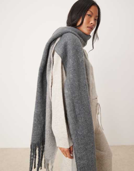 Bufanda gris tipo manta extragrande con diseño en dos tonos de punto supersuave de My Accessories, 2 de 4