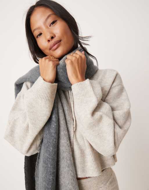 Bufanda gris tipo manta extragrande con diseño en dos tonos de punto supersuave de My Accessories, 3 de 4