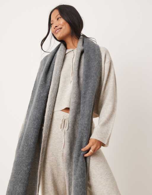 Bufanda gris tipo manta extragrande con diseño en dos tonos de punto supersuave de My Accessories, 4 de 4